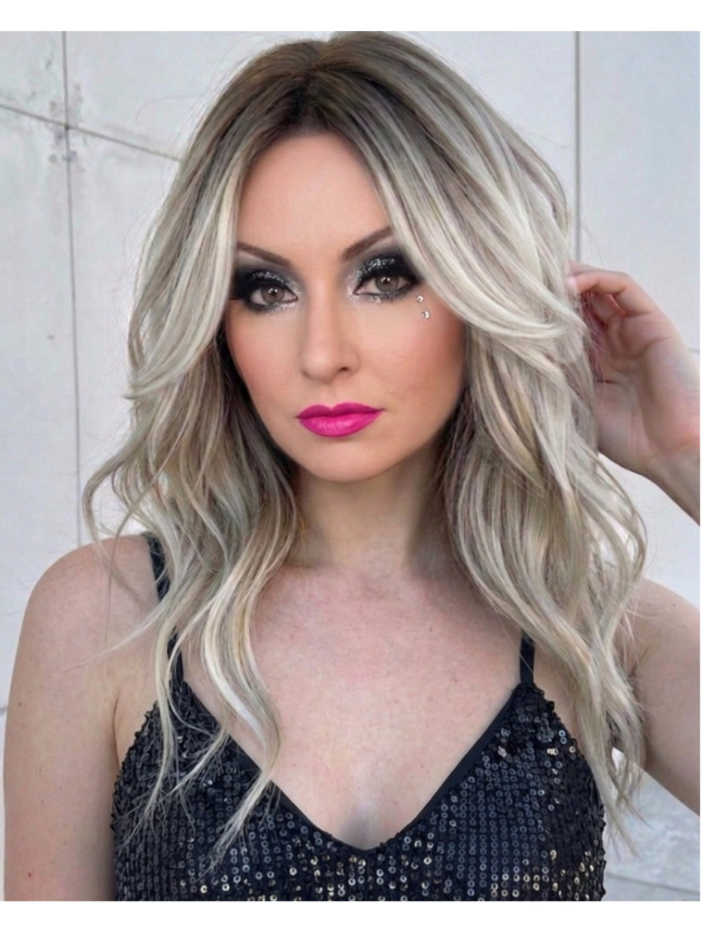 Mitzi in Frosted Ash | 20" Wavy Wig
